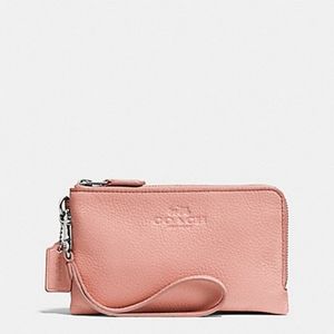 DOUBLE CORNER ZIP WRISTLET IN PEBBLE LEATHER
